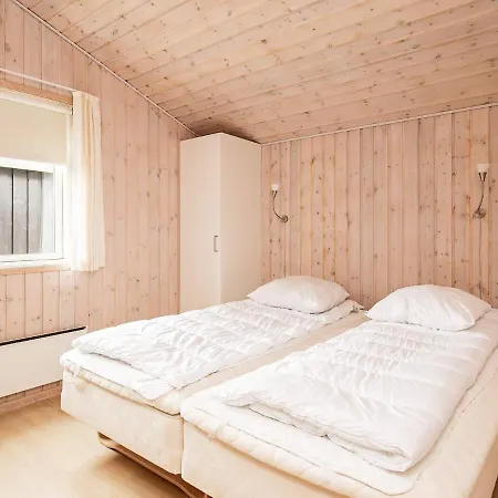 Holiday home Lxxv